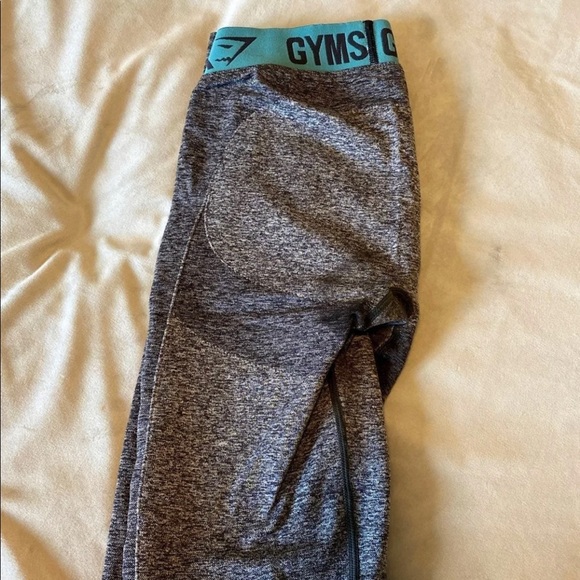 GYMSHARK WORKOUT SET: crop and leggings - Picture 7 of 10